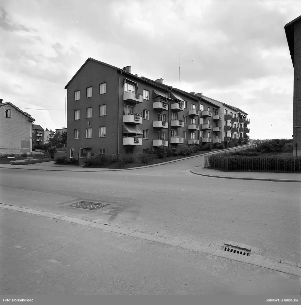 Exteriörbilder på flerfamiljshus i kvarteret Vinkeln på Västermalm. Storgatan, Väderkvarnsbacken, Grönborgsgatan.