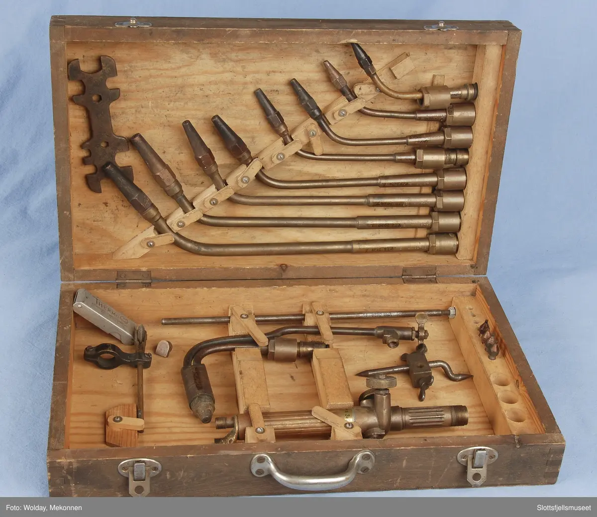 17 deler. Varmebend i messing, koffert i finer. 