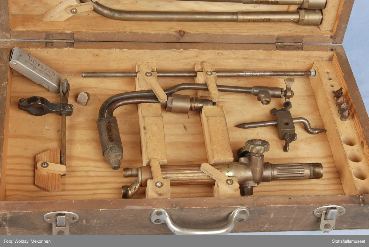 17 deler. Varmebend i messing, koffert i finer. 