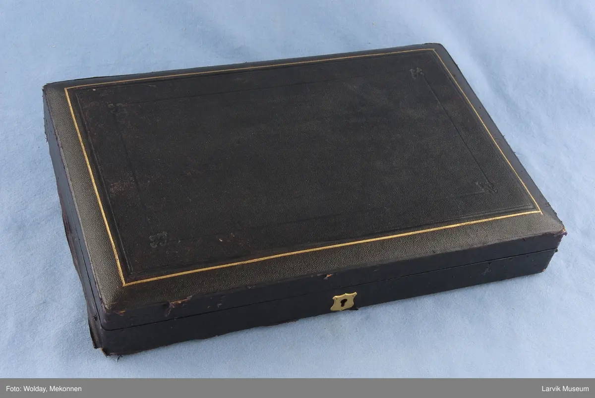 Form: Typisk fiskekniver og gafler. Brede blader på knivene.
