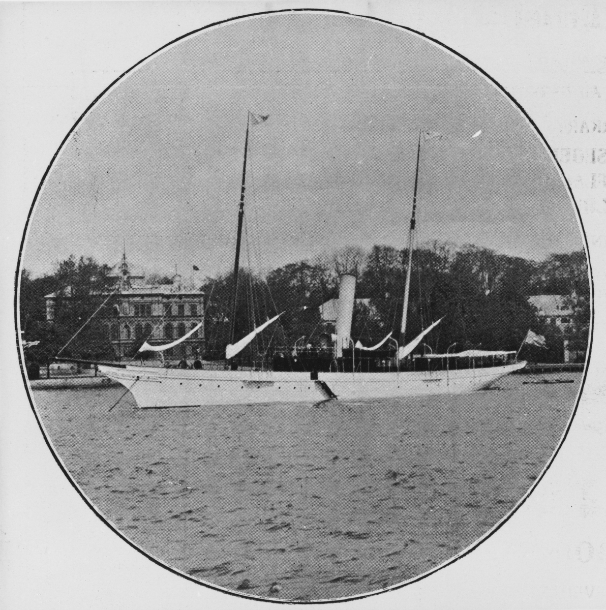 Ångyacht utanför Skeppsholmen.