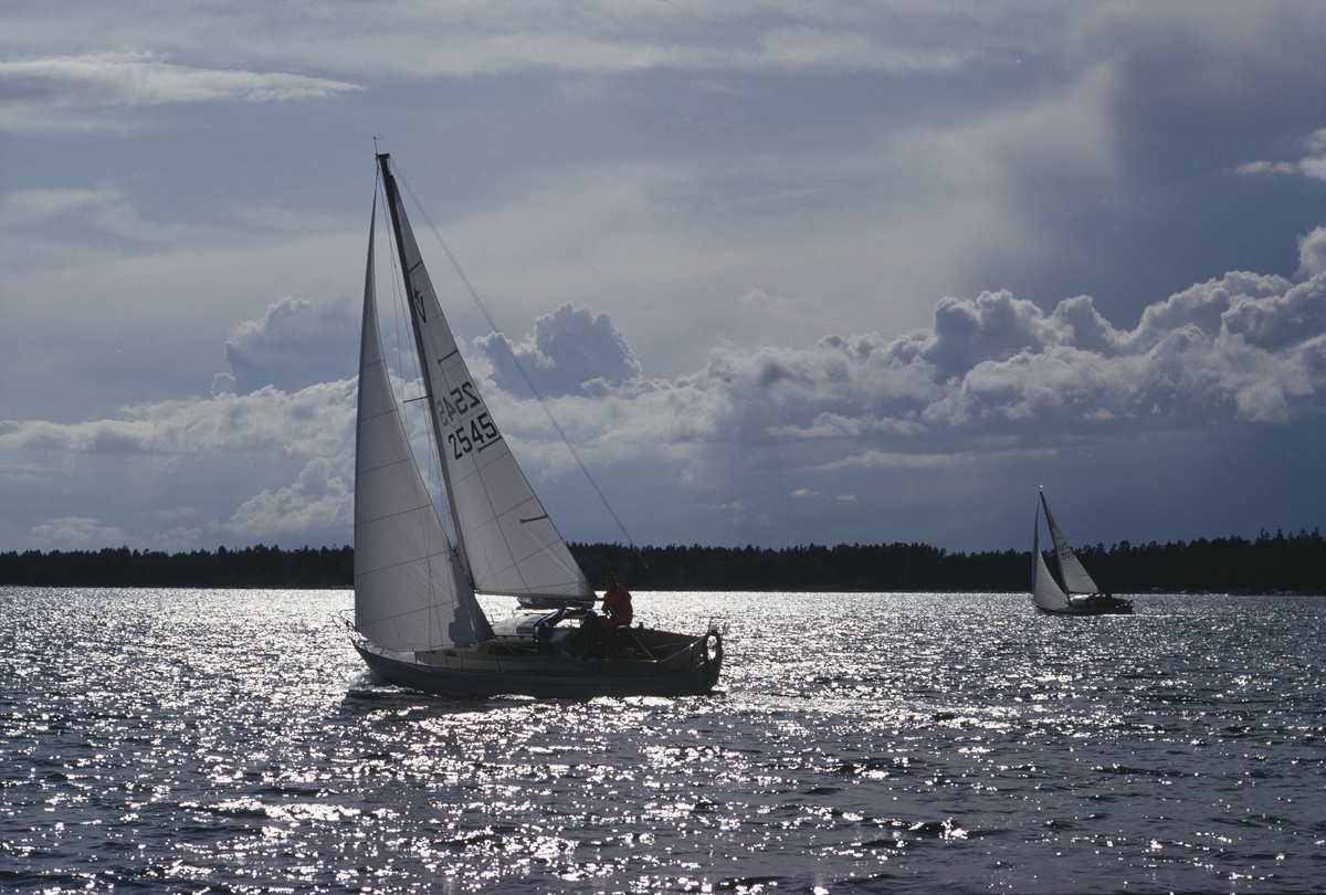 En Albin Viggen seglar på Vänern.