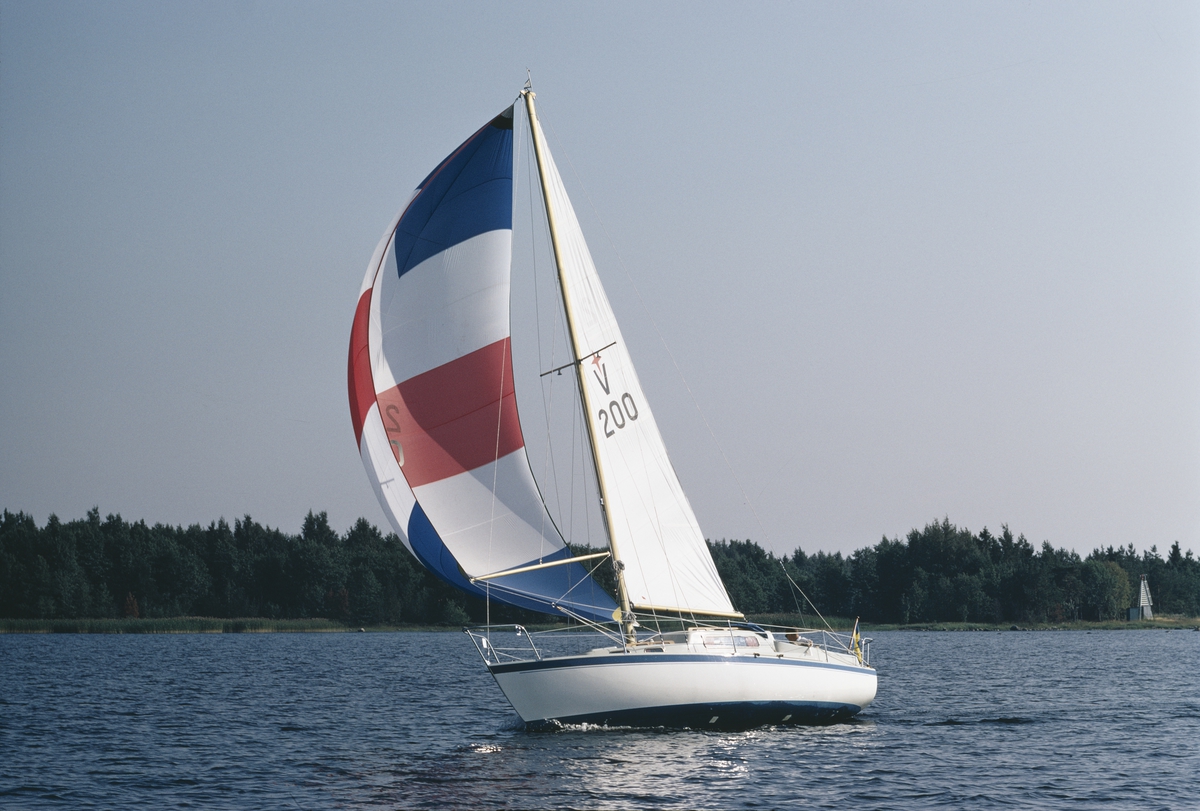 En Albin Vega seglar för spinnaker.
