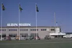 Albin Vega nummer 2000 utanför Albin Marins monteringsfabrik i Kristinehamn.