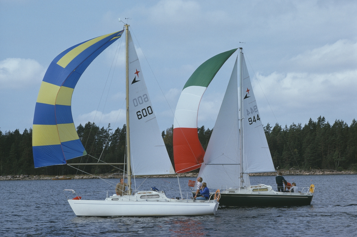 Två Albin Viggen seglar för spinnaker.