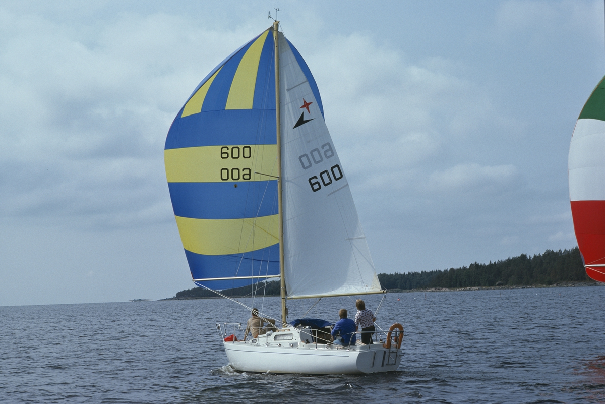 En Albin Viggen seglar för spinnaker.