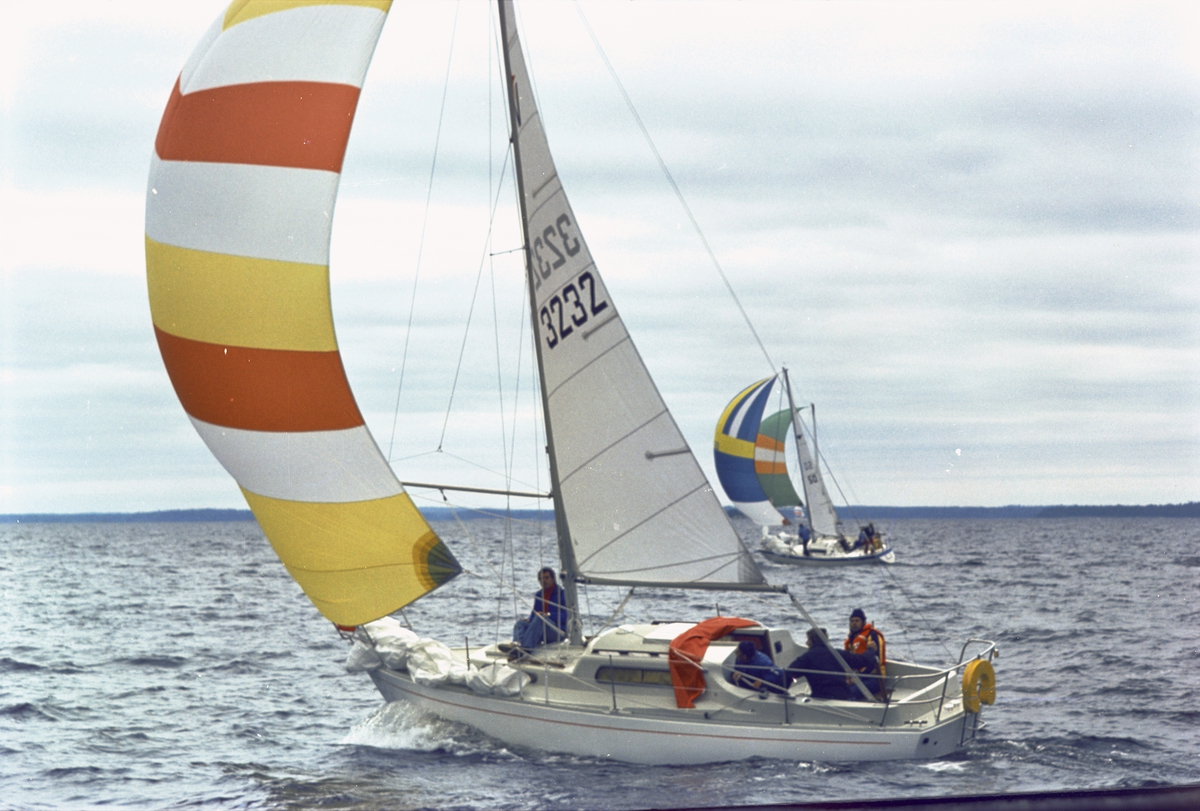 En Albin Vega seglar för spinnaker.