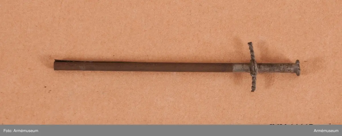Grupp F II.
Antändningsrör. Callerströms invention 1829-30. Tändningen skedde genom att medelst en dragkrok avbryta rörets övre del, varvid där i ett glasrör förvarad svavelsyra utföll å klorsyrat kali, då explosion inträffade. Antogs vid fältartilleriet 1830.