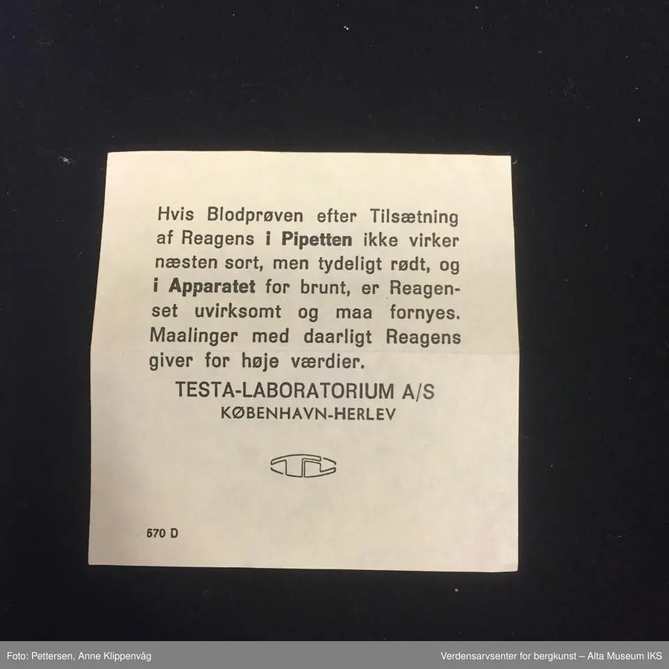 Brun firkantet boks, med inneybygget måleapparat. Inneholder også to glassvebeholdere med brun gummikork. Disse inneholder et  hvitt reagenspulver. Apparatet kommer med en ledning, der ledningen er brun og støpselet er hvitt.  Det medfølger og en løs glassplate.