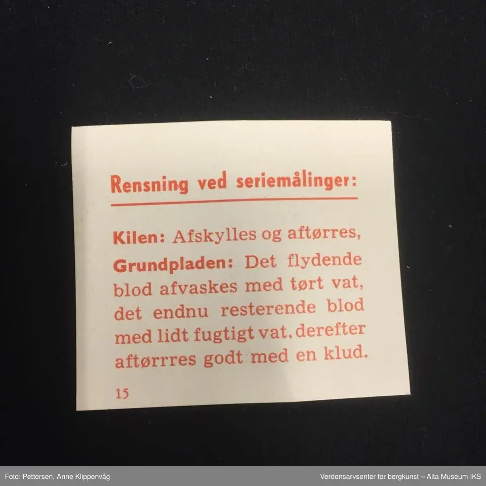 Brun firkantet boks, med inneybygget måleapparat. Inneholder også to glassvebeholdere med brun gummikork. Disse inneholder et  hvitt reagenspulver. Apparatet kommer med en ledning, der ledningen er brun og støpselet er hvitt.  Det medfølger og en løs glassplate.