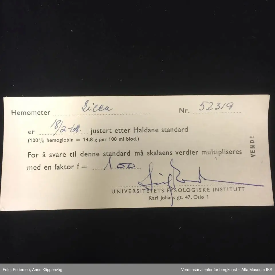 Brun firkantet boks, med inneybygget måleapparat. Inneholder også to glassvebeholdere med brun gummikork. Disse inneholder et  hvitt reagenspulver. Apparatet kommer med en ledning, der ledningen er brun og støpselet er hvitt.  Det medfølger og en løs glassplate.