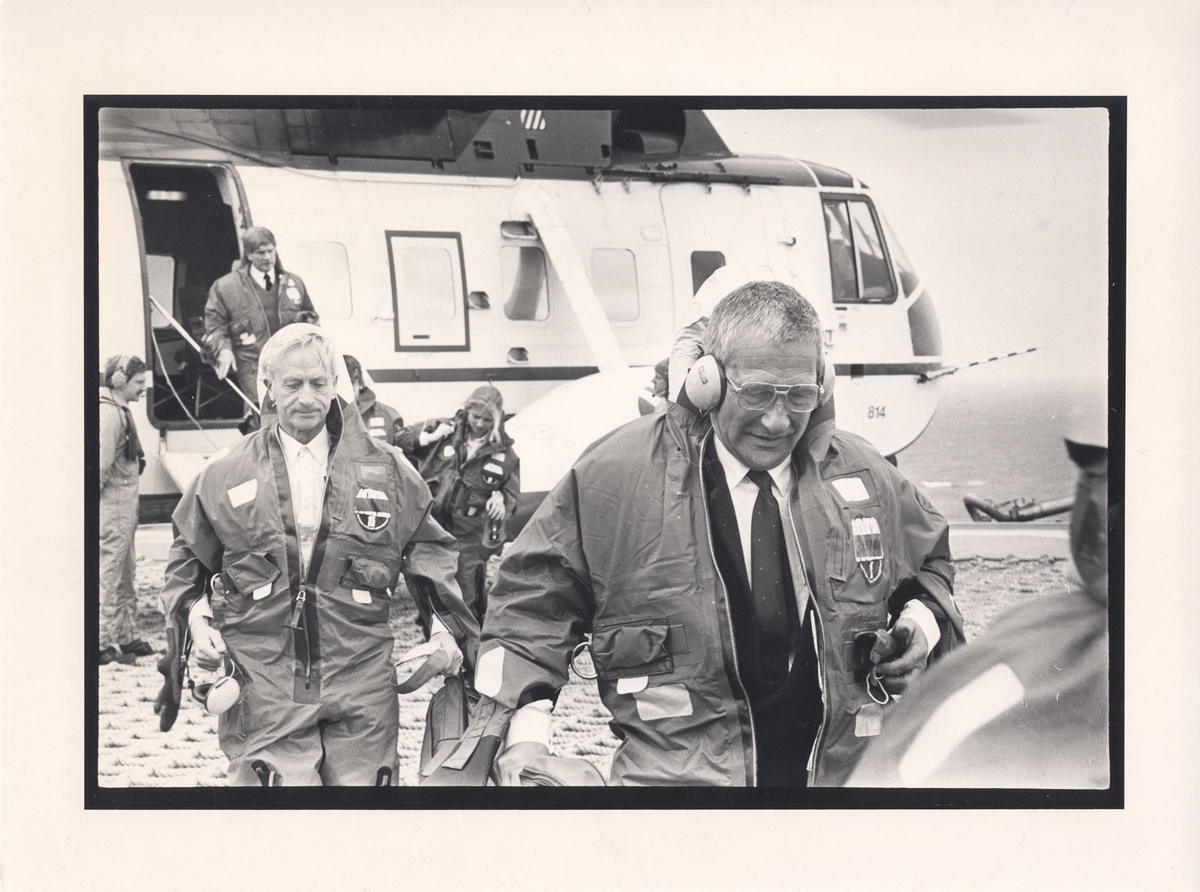 Oljeminister Vidkunn Hveding (t.v.) er blant de promintente gjestene som blir flydd ut til Valhall-feltet for den offisielle åpningen av feltet den 26. mai 1983.