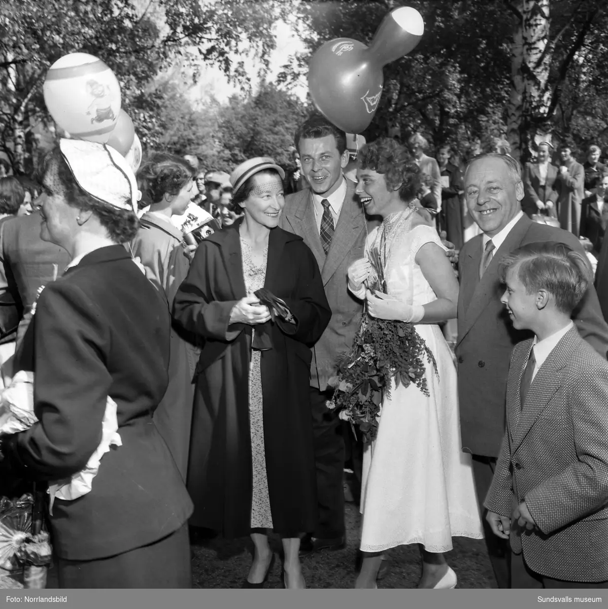 Xotinimning mushukchasiga dildo tiqdim