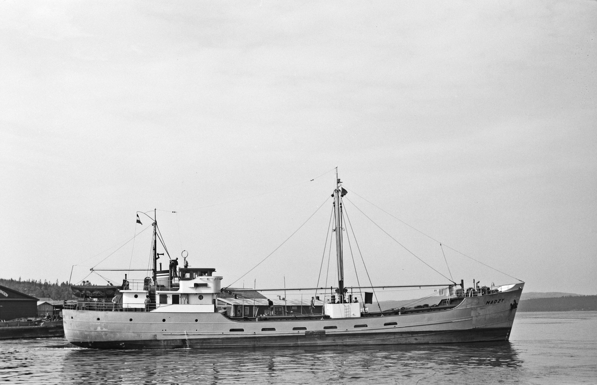 Ägare:/1951-59/: N.V. Nederlandse Kustvaart Mij. Hemort: Delfzijl.