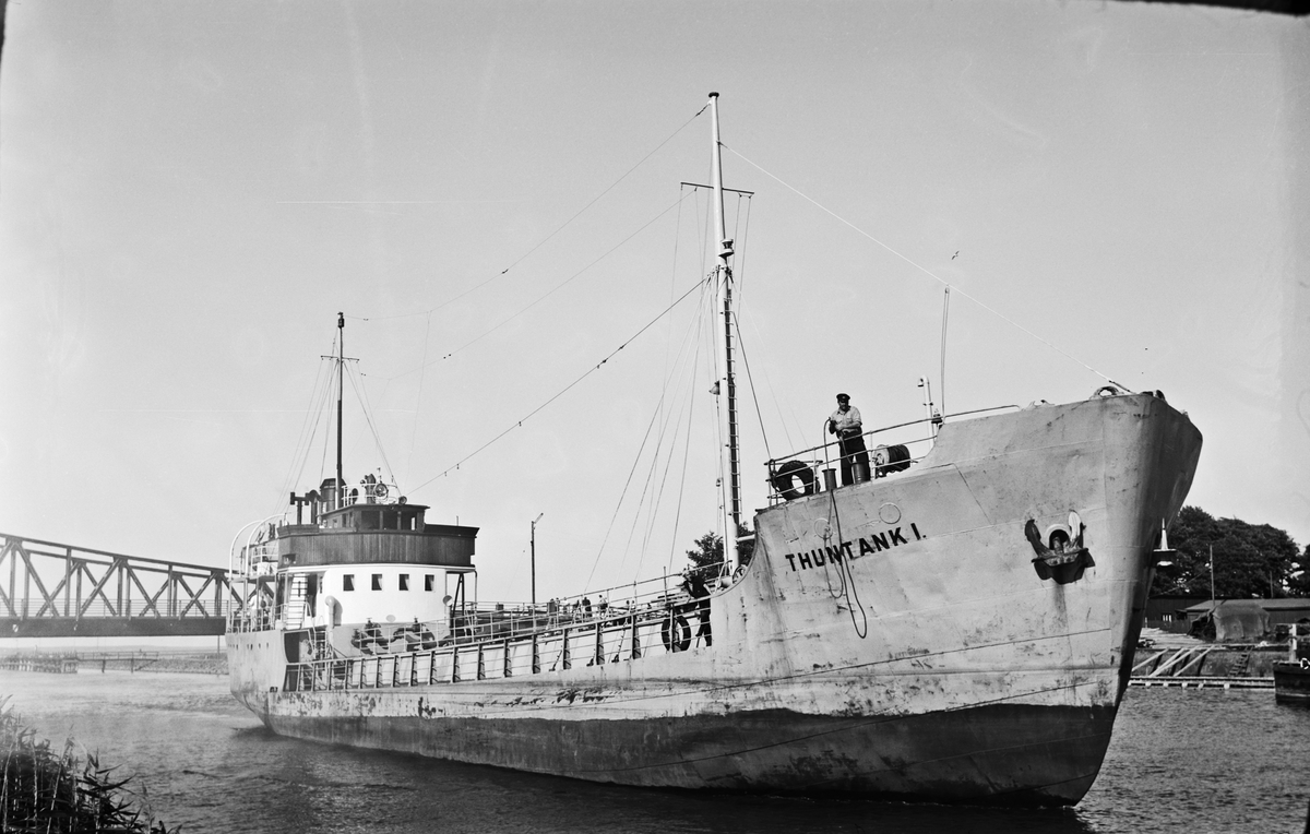 Ägare:/1952-63/: Rederi AB Leckö. Hemort: Lidköping.
