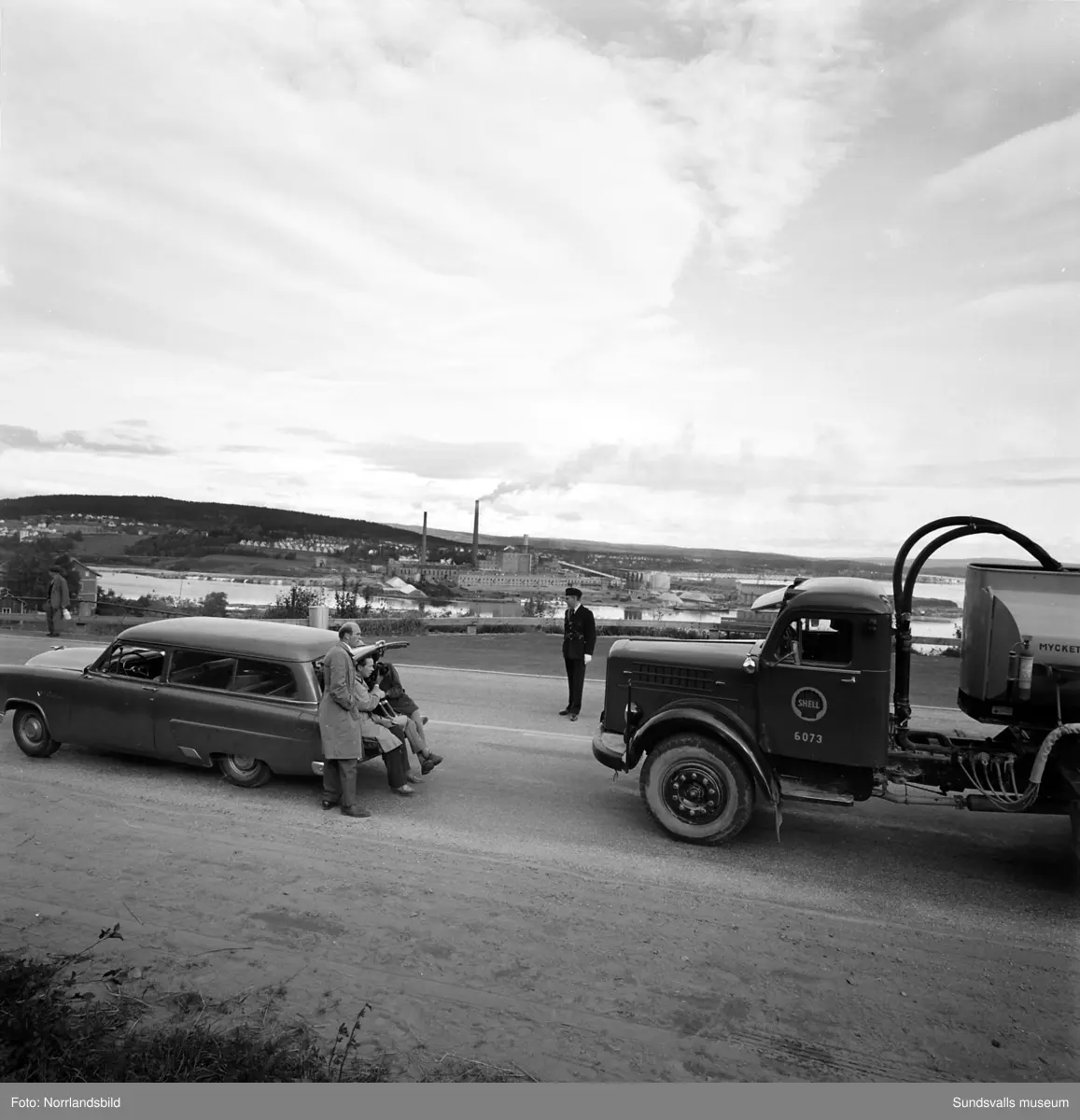 Filminspelning av Nordisk Tonefilm för Transportarbetareförbundet. I bakgrunden syns Östrandsfabriken med de numera rivna tjänstemannabostäderna på Näsberget. På en av bilderna filmar man vid Shellmacken mitt emot kyrkan invid riksvägen ( i Timrådalen. Byggnaden finns fortfarande (2015) kvar liksom det stora huset bakom bensinstationen (Drevvägen 5).