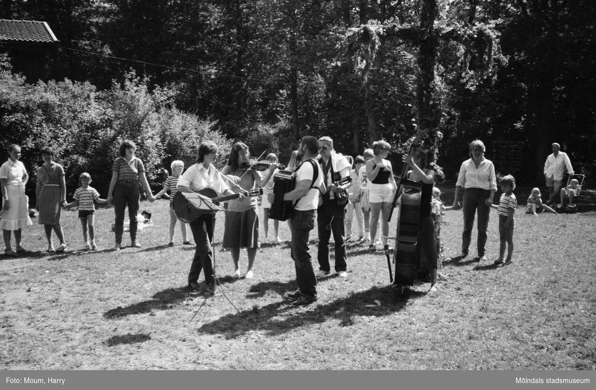 Midsommarfest i Bunketorp, Lindome, dagen före midsommarafton, år 1983. Dans kring midsommarstången.

För mer information om bilden se under tilläggsinformation.