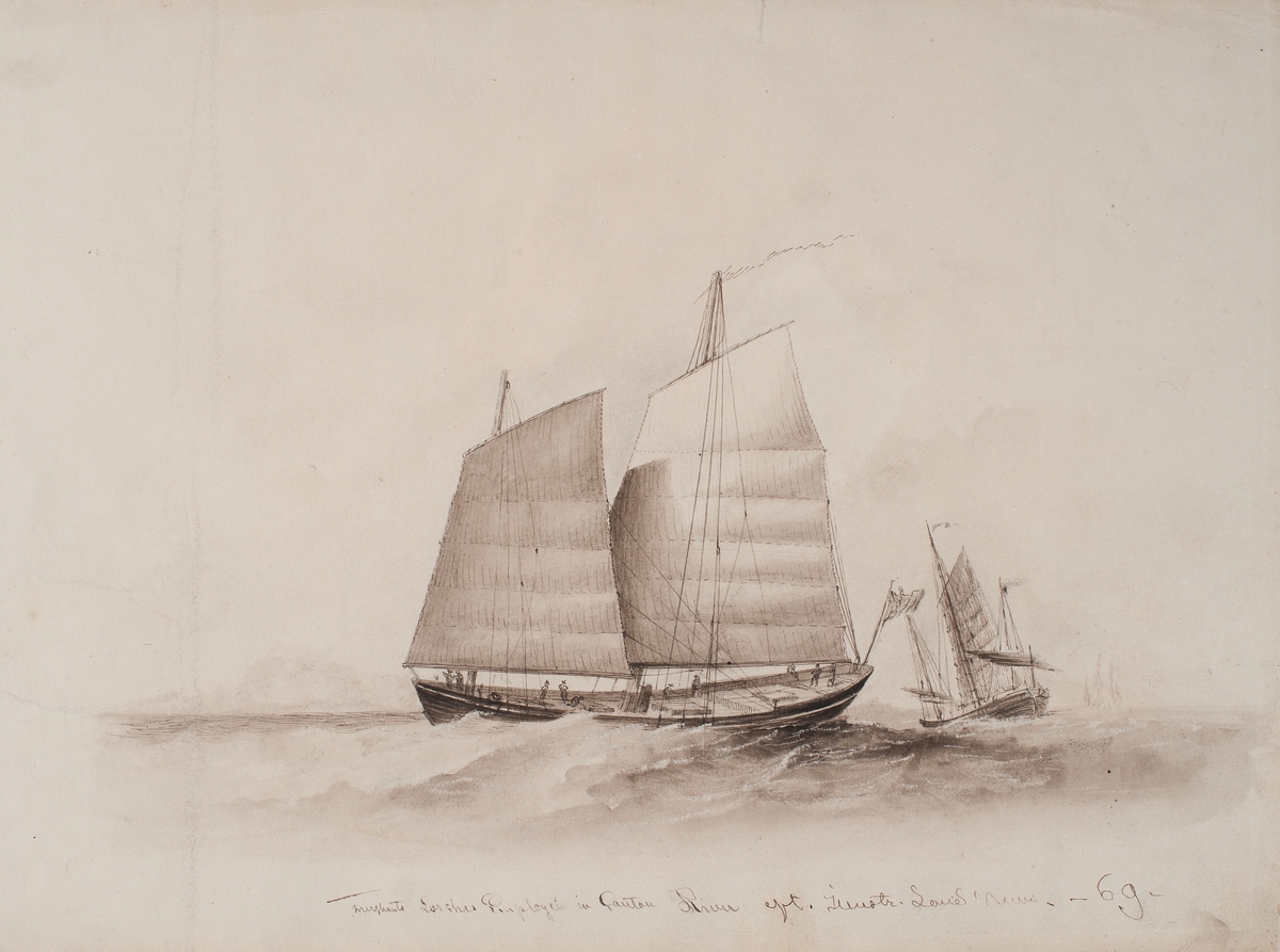 Framsida: Kinesiska segelfartyg, i förgrunden en djonk visande, tvåmastad med loggertsegel, seglen utspända med tvärställda sprin, flaggspel i hacket med flagg, därbakom till höger ett tremastat liknande segelfartyg med förliga och aktra masternas segel nedtagna och blott stormastens loggertsegel satt. “ Merchant Lorchas Employed in Canton eft. Illustr. Lond. News 697 “ 

Frånsida: Större segelfartyg, örlogsman (?) med segel hängande till tork, sedd rätt över stäv förifrån. Skrovet svart med portmålning, i mitten av 3-mastad råriggad skruvångare i marvatten, i kanten del av en envåningsbyggnad med utbygge.