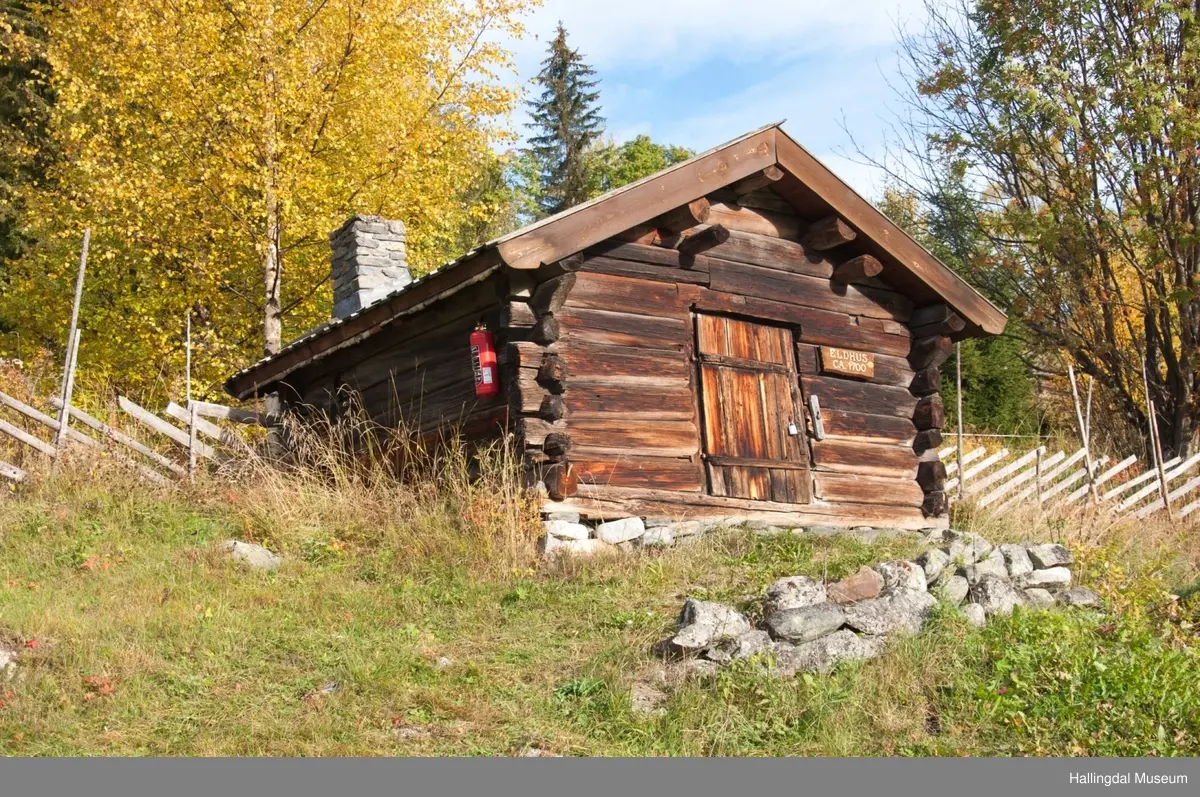 Eldhuset er laftet, har jordholv og bordtak.  Det er trolig bygd i begynnelsen av 1800-tallet.  Her bakte de, brygget, ystet, vasket klær og varmet vann.