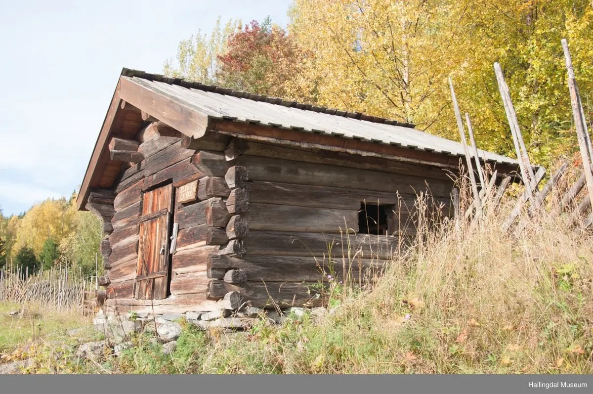 Eldhuset er laftet, har jordholv og bordtak.  Det er trolig bygd i begynnelsen av 1800-tallet.  Her bakte de, brygget, ystet, vasket klær og varmet vann.
