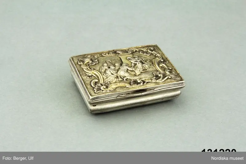 Man och kvinna i 1700-talskläder
Spädbarn
Konungarnas tillbedjan