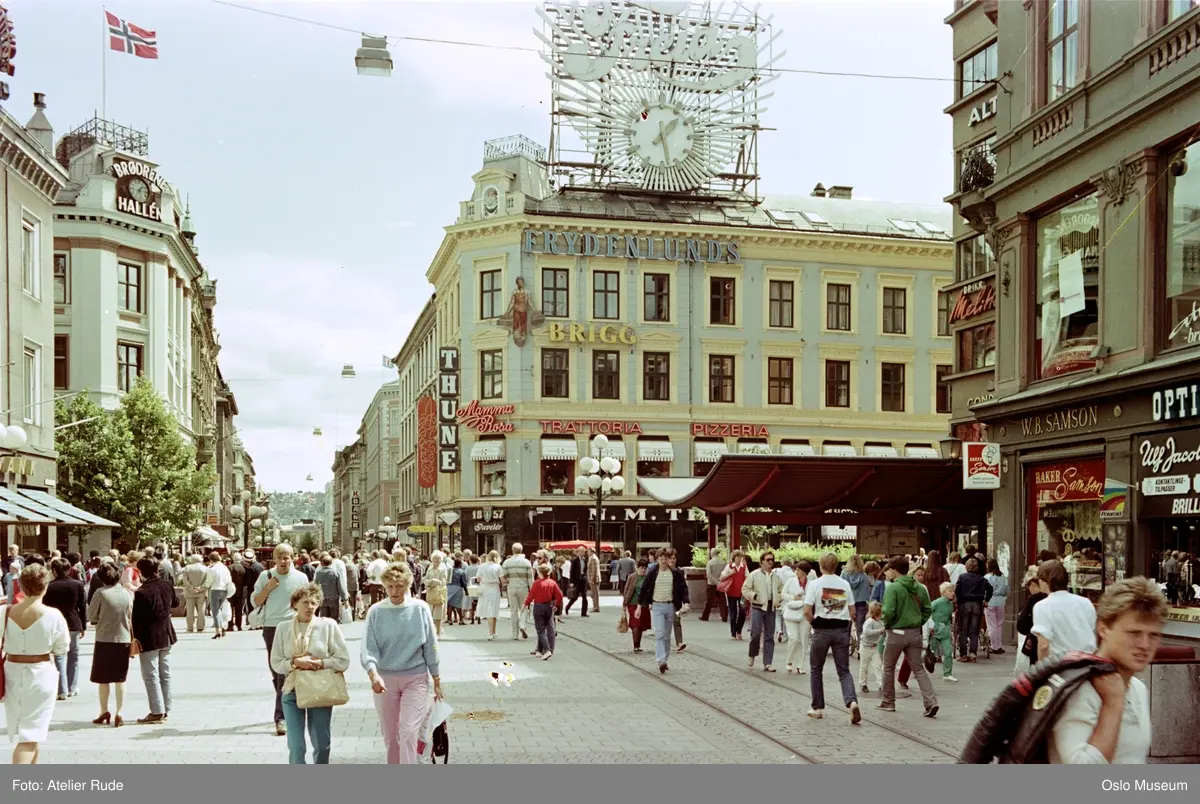 gateløp, forretningsgårder, mennesker, gateliv, nedgang til Sentrum T-banestasjon