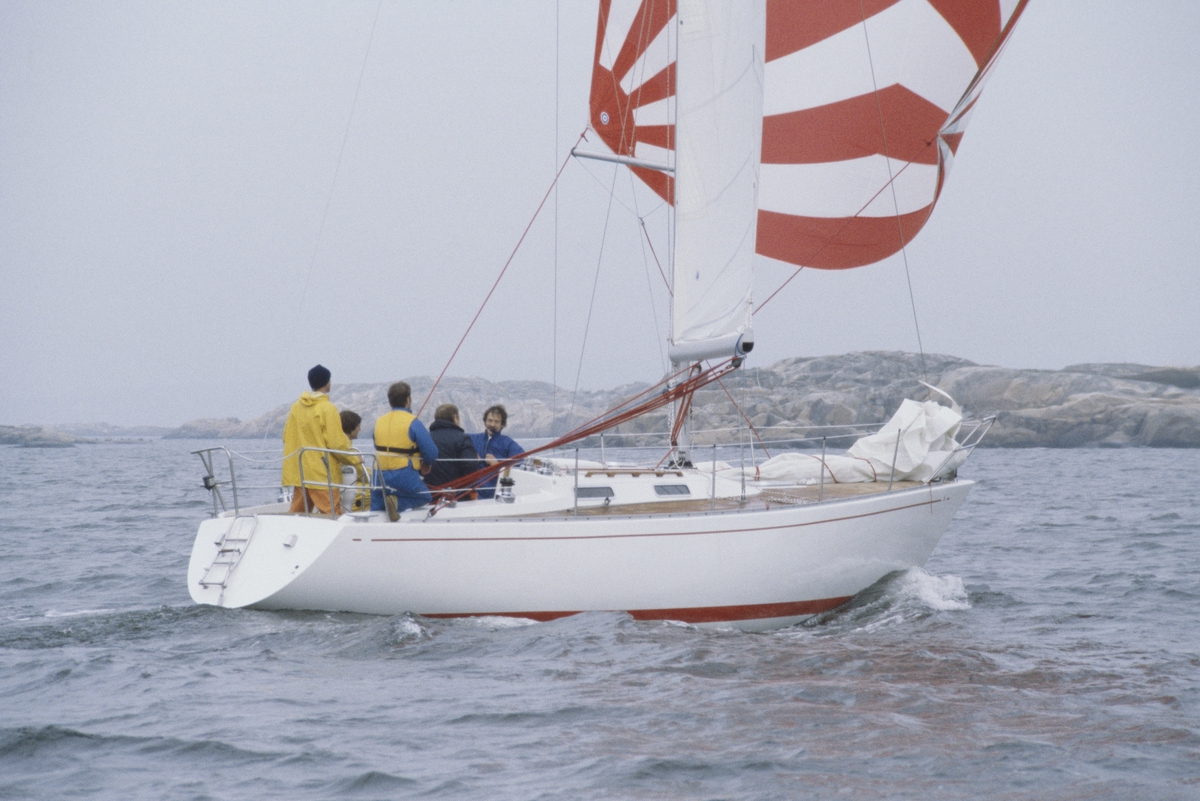 En Albin Nova seglar för spinnaker.