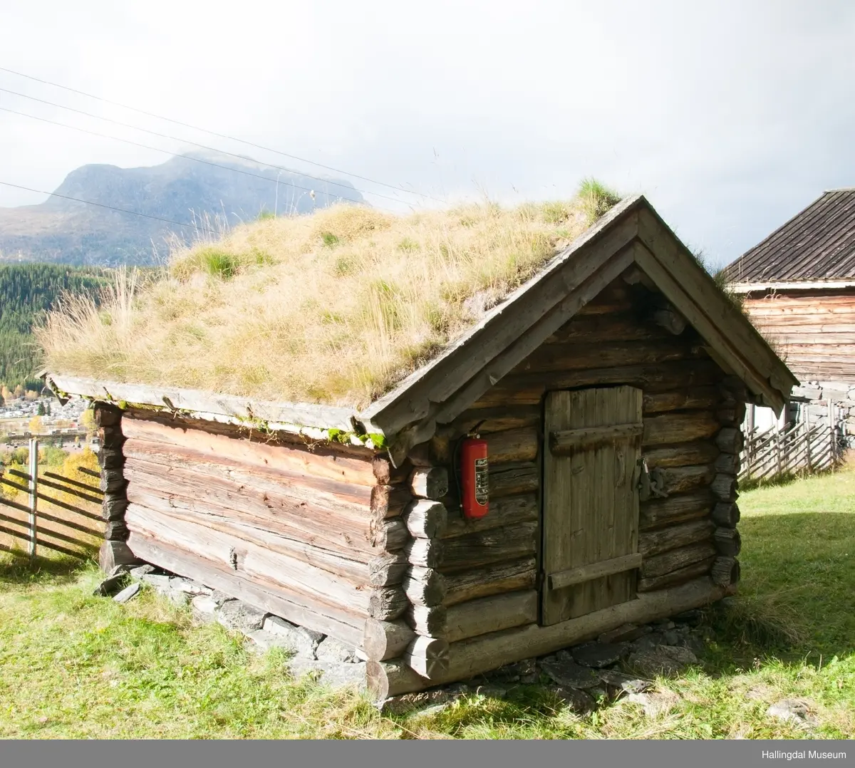 Hestestallen er liten med kledd tømmer.  Den har torvtak og jordgolv.  Den er bygd mellom 1850 og 1875 av Halvor Løkje.