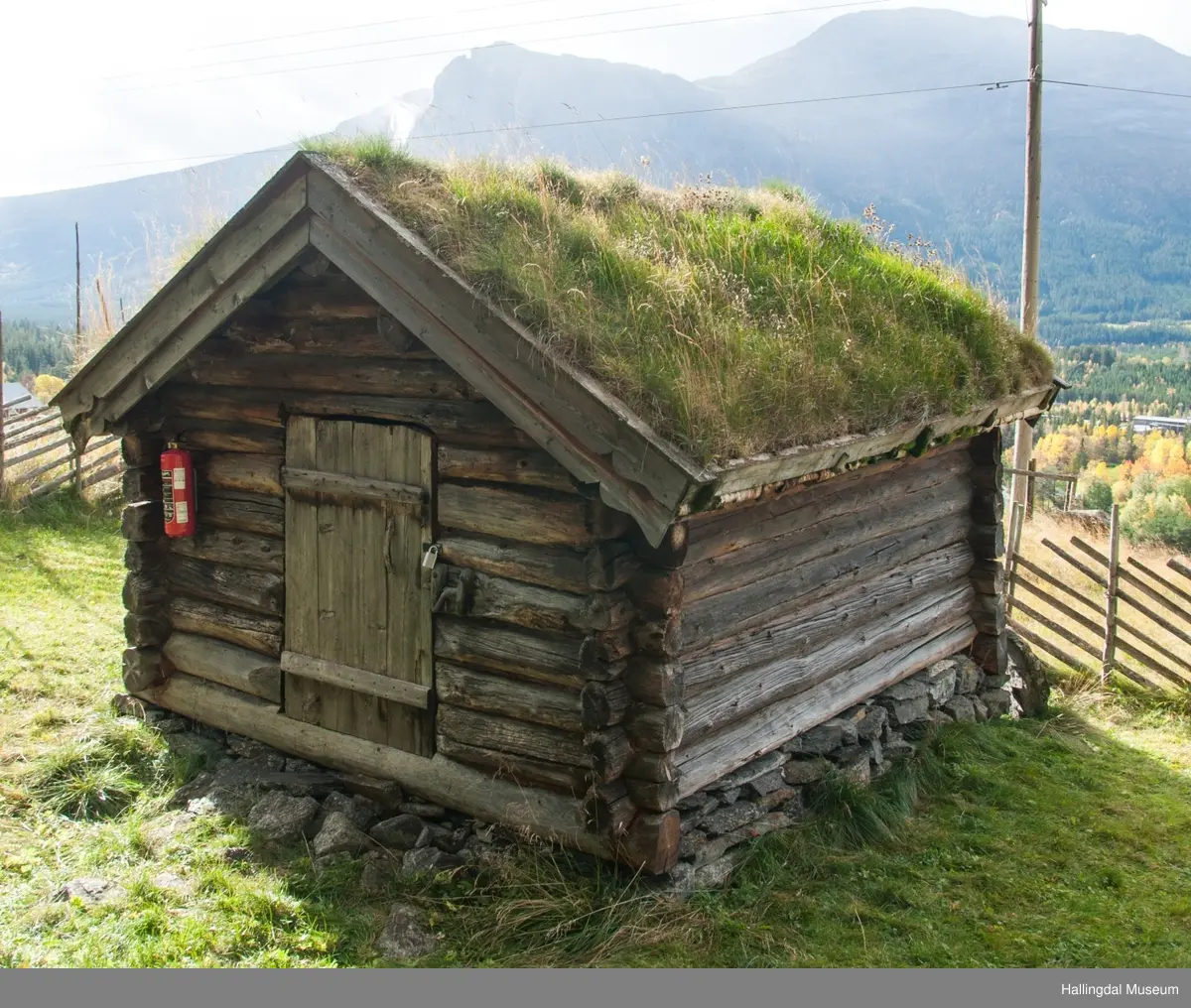 Hestestallen er liten med kledd tømmer.  Den har torvtak og jordgolv.  Den er bygd mellom 1850 og 1875 av Halvor Løkje.