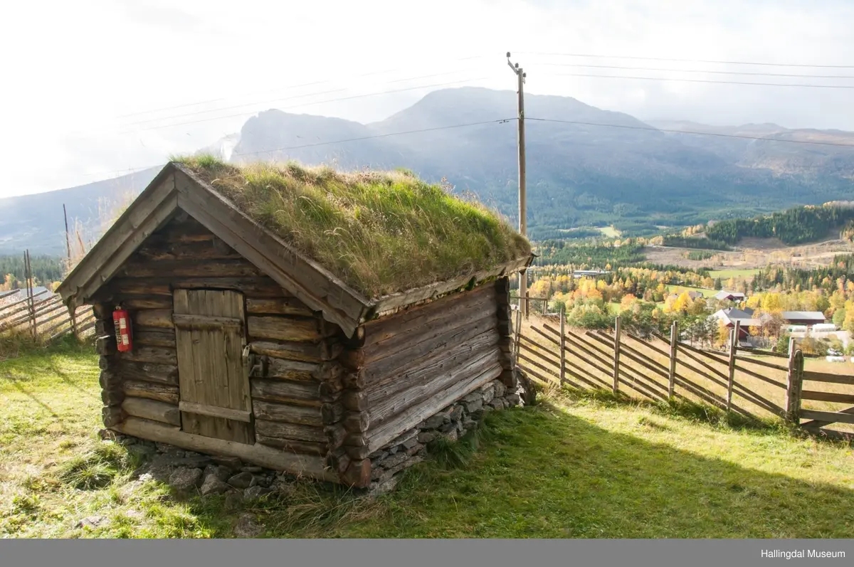 Hestestallen er liten med kledd tømmer.  Den har torvtak og jordgolv.  Den er bygd mellom 1850 og 1875 av Halvor Løkje.