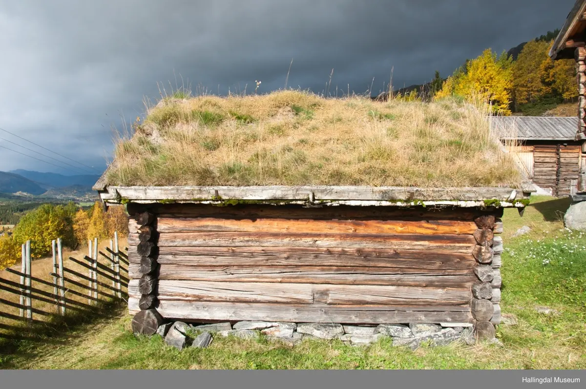 Hestestallen er liten med kledd tømmer.  Den har torvtak og jordgolv.  Den er bygd mellom 1850 og 1875 av Halvor Løkje.