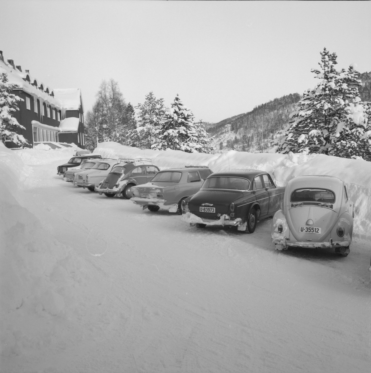 Biler parkert ved Orkla Hotel.