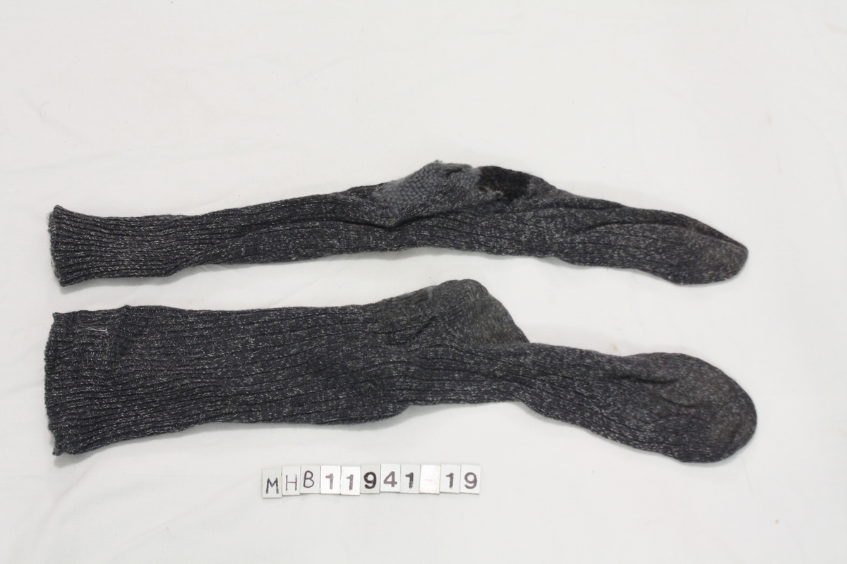 Mørkegrå strikkede sokker.