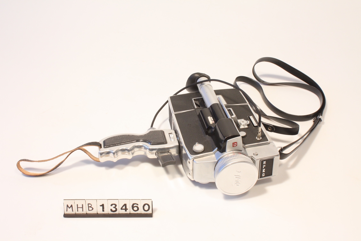 Lite brukt japanskprodusert smalfilmkamera for Super8 og Single8 film. Zoomobjektiv 9 - 36 mm, lystyrke 1:1,8. Innebygget lysmåler. Original linsebeskyttelse og skulderreim i kunstlær. Kameraet er påmontert pistolgrep m. utløserkabel fra tredjepartsleverandør (WATA, Tyskland). Objektivet er påmontert 52 mm haze/UV-filter fra tredjepartsleverandør Soligor.