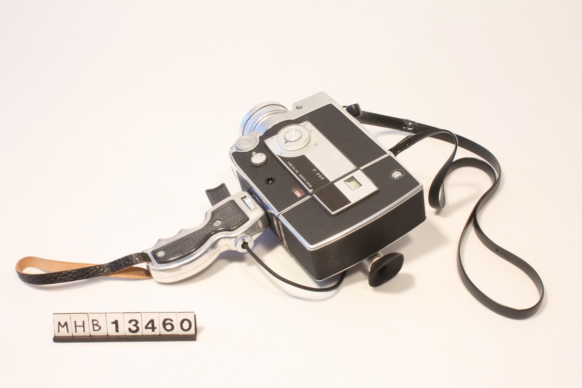 Lite brukt japanskprodusert smalfilmkamera for Super8 og Single8 film. Zoomobjektiv 9 - 36 mm, lystyrke 1:1,8. Innebygget lysmåler. Original linsebeskyttelse og skulderreim i kunstlær. Kameraet er påmontert pistolgrep m. utløserkabel fra tredjepartsleverandør (WATA, Tyskland). Objektivet er påmontert 52 mm haze/UV-filter fra tredjepartsleverandør Soligor.