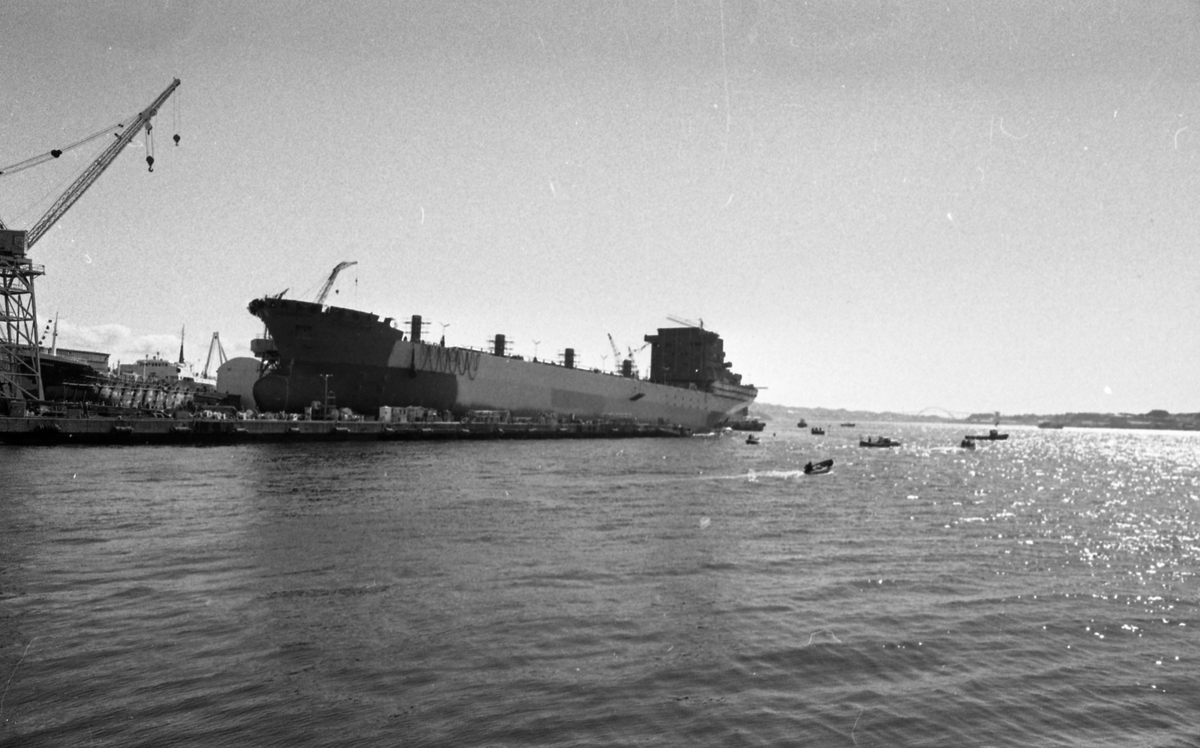 Sjøsetting og dåp av "Sneland" ved Haugesund Mekaniske Verksted. Skuelystne følger spent med.