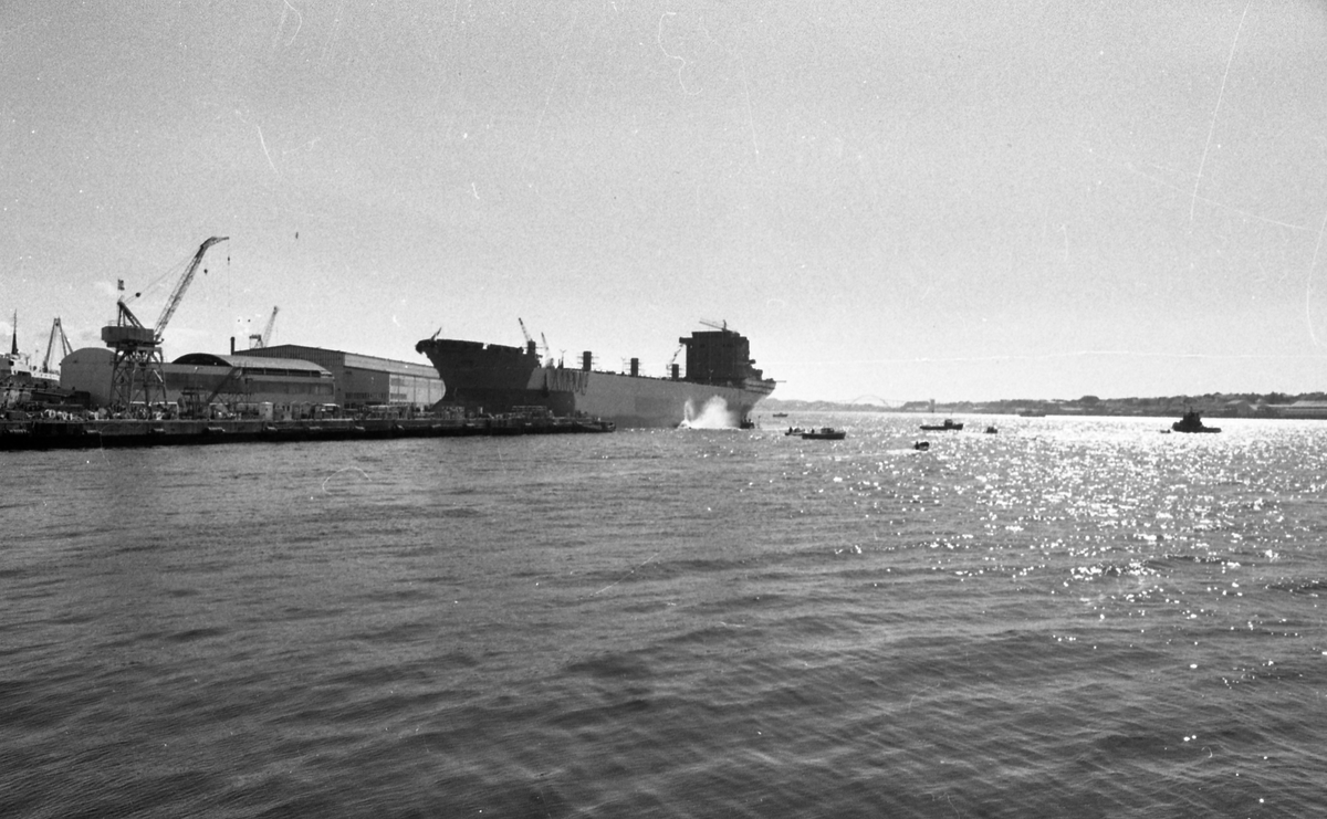 Sjøsetting og dåp av "Sneland" ved Haugesund Mekaniske Verksted. Skuelystne følger spent med.