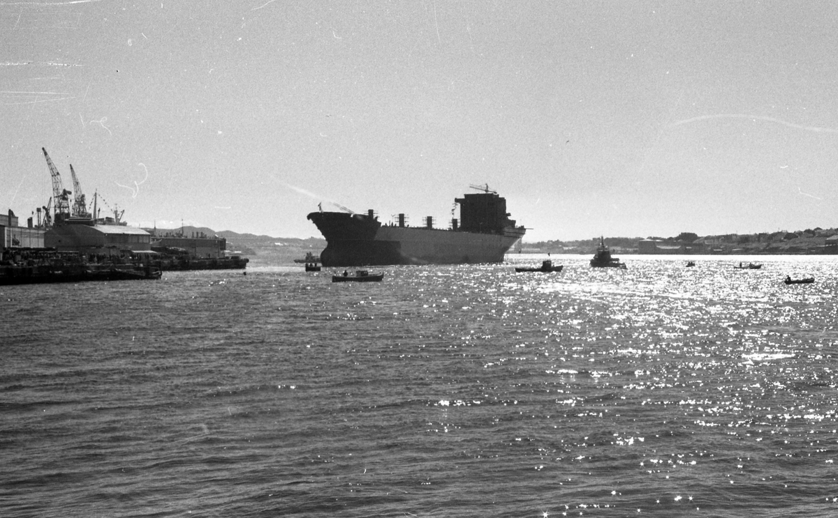 Sjøsetting og dåp av "Sneland" ved Haugesund Mekaniske Verksted. Skuelystne følger spent med.