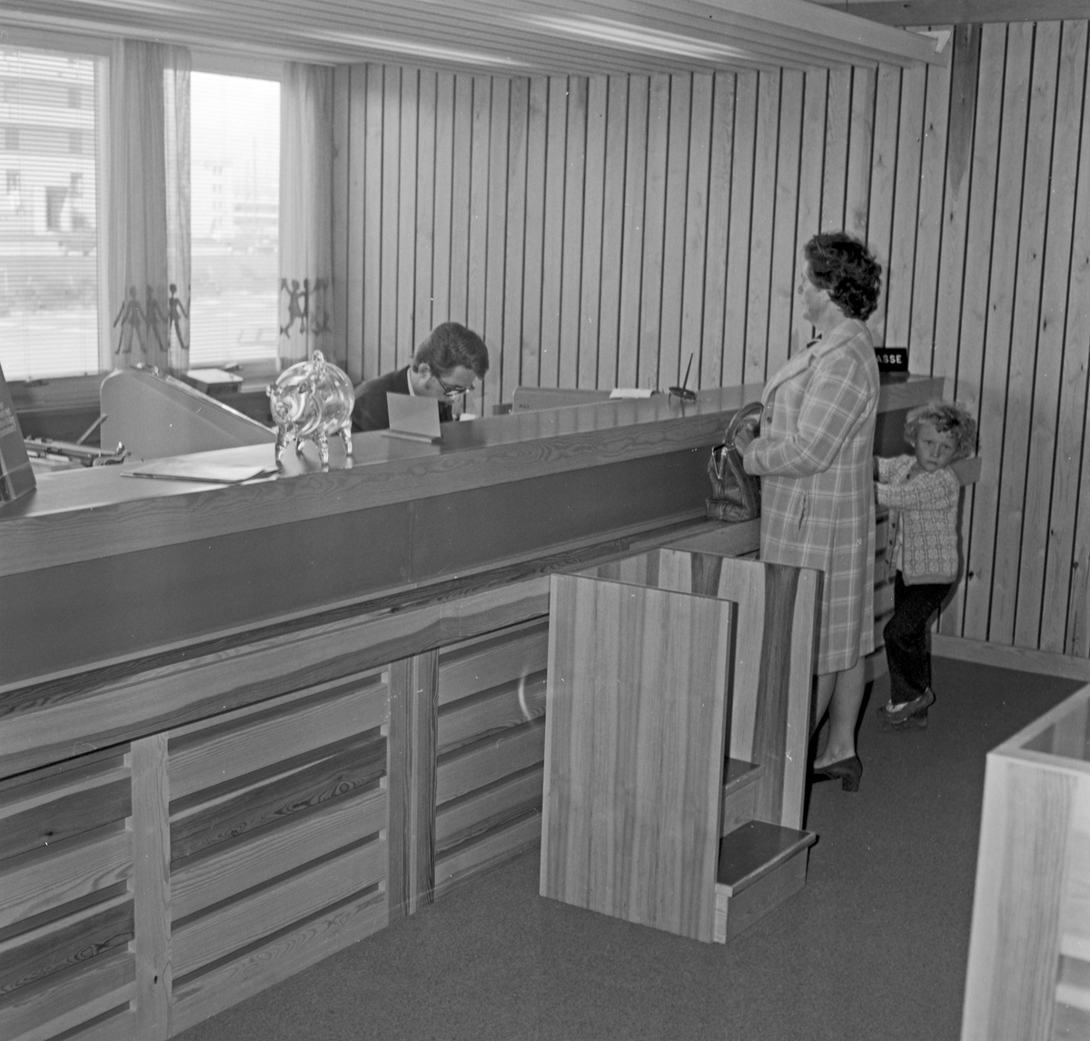 Inngangspartiet i Strandgaten. Interiør fra Strandgaten og Haraldsgaten. Publikum og ansatte.