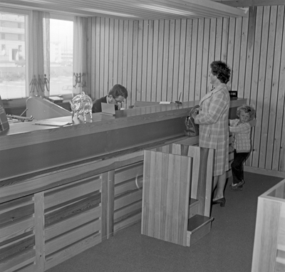 Inngangspartiet i Strandgaten. Interiør fra Strandgaten og Haraldsgaten. Publikum og ansatte.