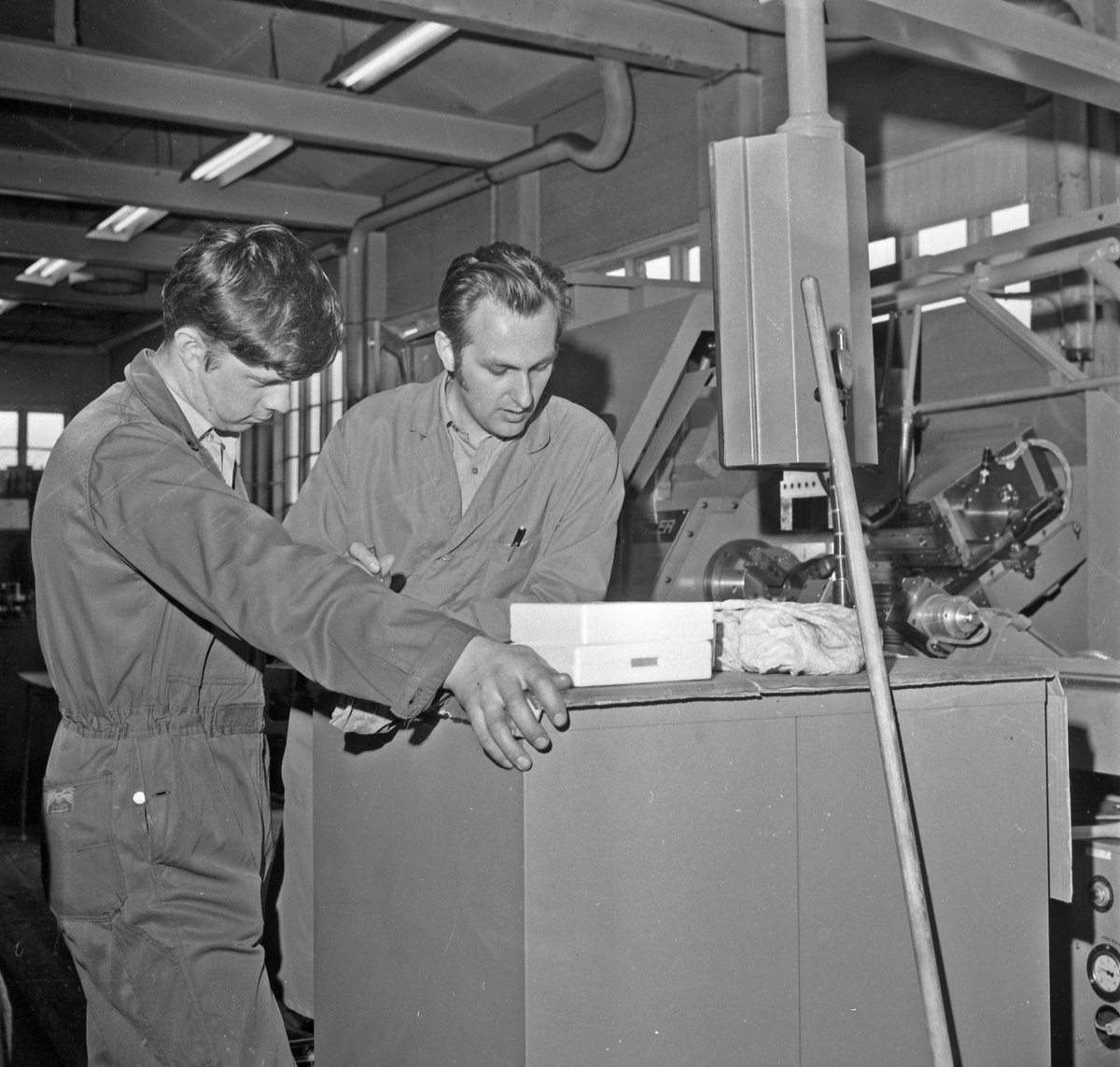 Bømlo. Produksjonslokalene til Wärtsila Norway A/S. Motor- deleproduksjon. Arbeiderne i dyp konsentrasjon.
