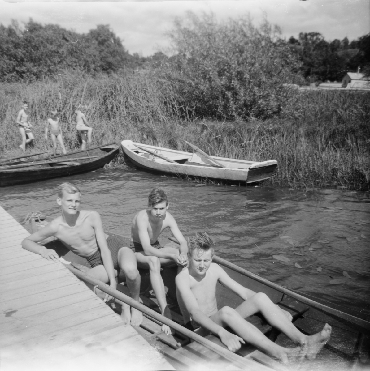 Ungdomar i roddbåt, Alstabadet, Uppland 1961