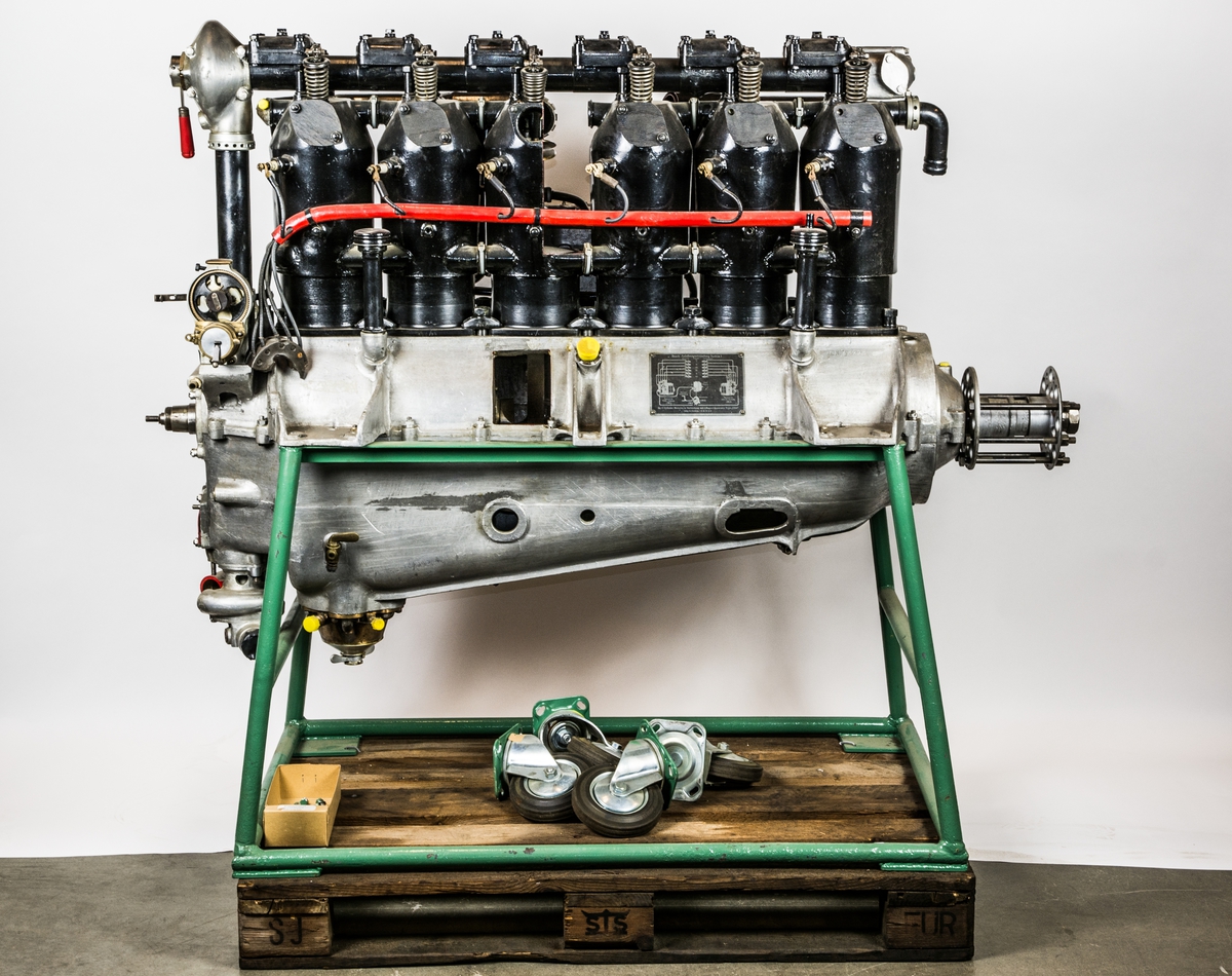 Flygmotor Mercedes 120. Motorn försedd med 1 magnet (trasig) samt dubbelförgasare. Motorn delvis uppskuren. Motorn placerad i bock med hjul. För flygplan Sk 5 och flygplan Sk 1.