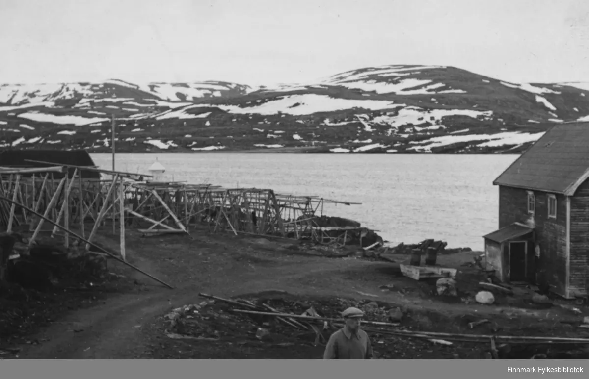 Et bolighus og fjell. Båtsfjord ble forholdsvis lite krigsskadet - 27 totalskadde boliger og 9 fjøs. Vinteren 45/46 mottok Båtsfjord en mengde flyktninger vestfra.