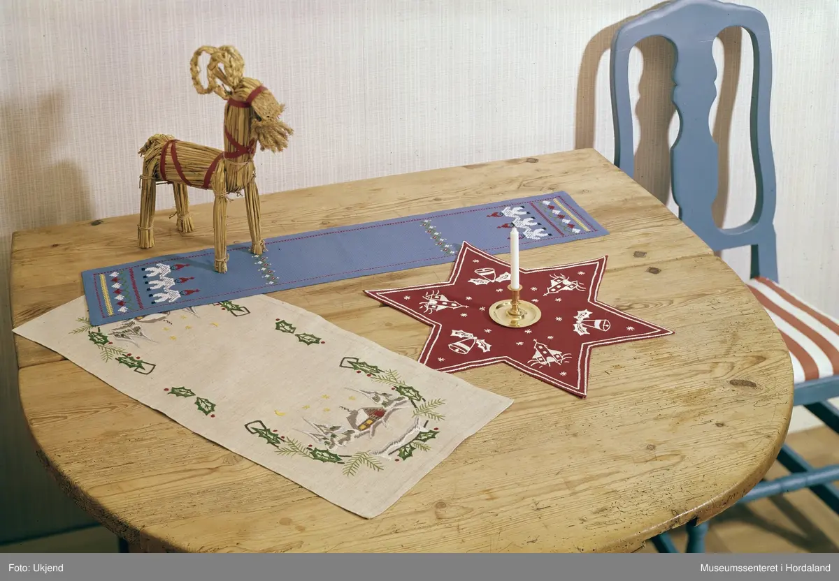 Reklamefoto av broderte julebrikker og løparar, publisert i Norsk Ukeblad.