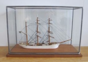 Modellen saknar segel. I monter.