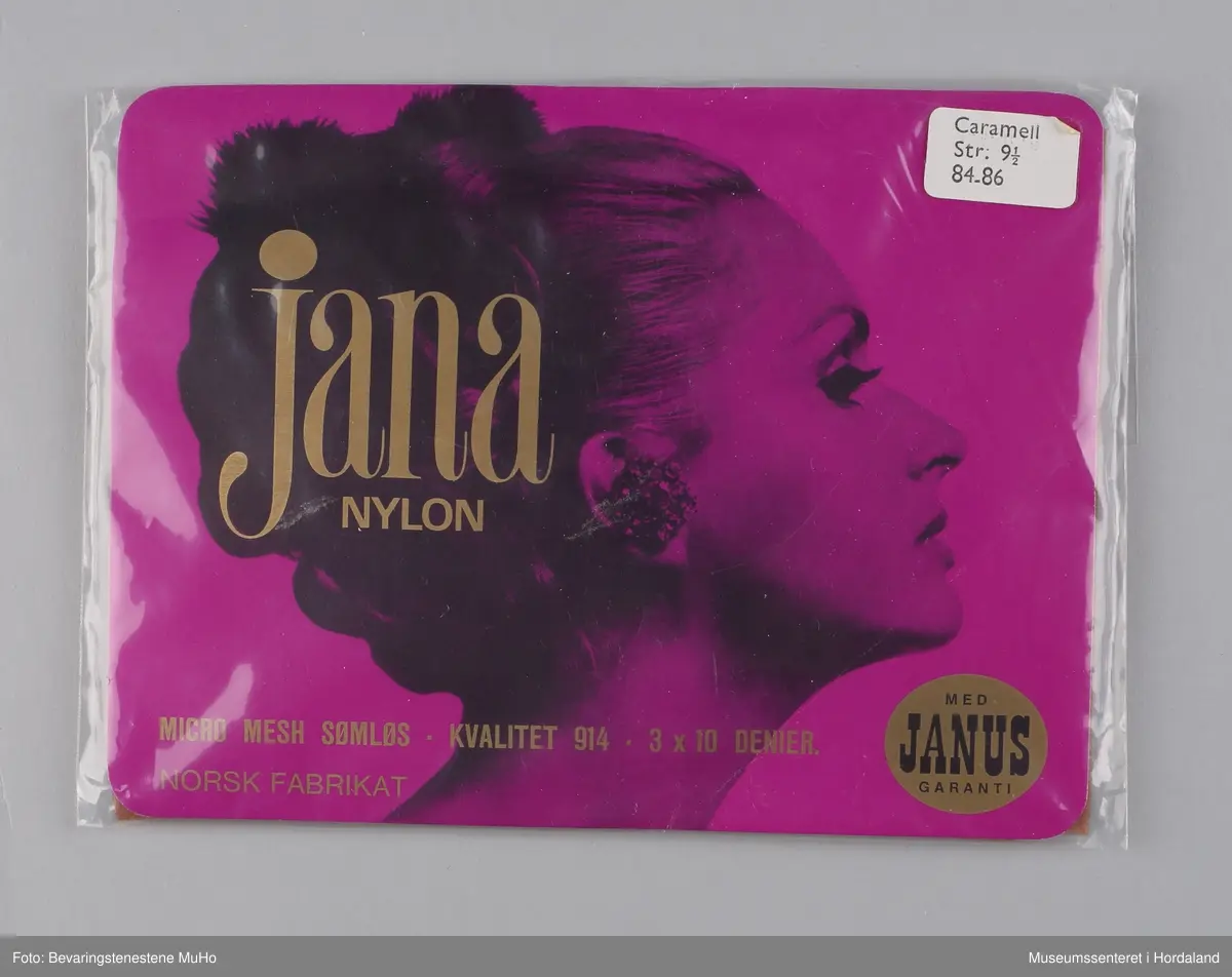Eit par saumlause nylonstrømper i merket "Jana nylon" i emballasje. Str. 9 1/2, 3 x 10 denier.