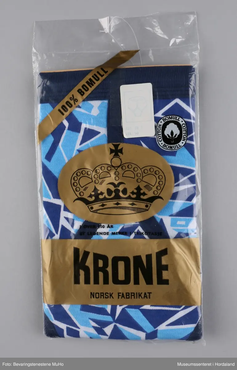 Strikka bomullstruse med blått og kvitt mønster. Str. 50. Krone-plagg produsert ved Salhus Tricotagefabrik i Salhus utanfor Bergen.