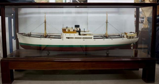 Fartygsmodell av det 67 meter långa lastångfartyget FREJA, byggt i England 1873. Freja höggs upp i Göteborg 1935.