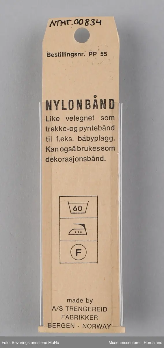 Ein pakke kvitt nylonband frå Trengereid Fabrikker i Bergen, i uopna emballasje. 

"Nylonbånd - Like velegnet som trekke- og pyntebånd til f.eks. babyplagg. Kan også brukes som dekorasjonsbånd."